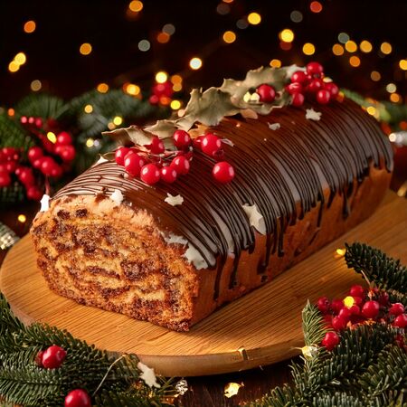 Bûche de Noël, dekoriert mit Schokoladenrinde