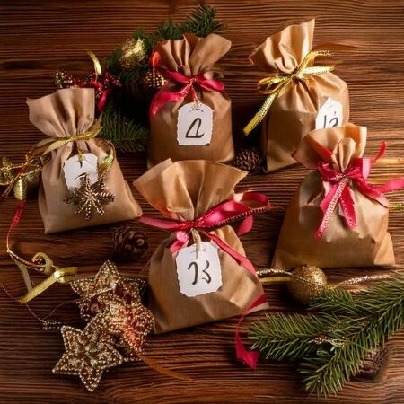 Einzelne Schokoladenstücke hübsch verpackt in kleinen Tüten, liebevoll dekoriert